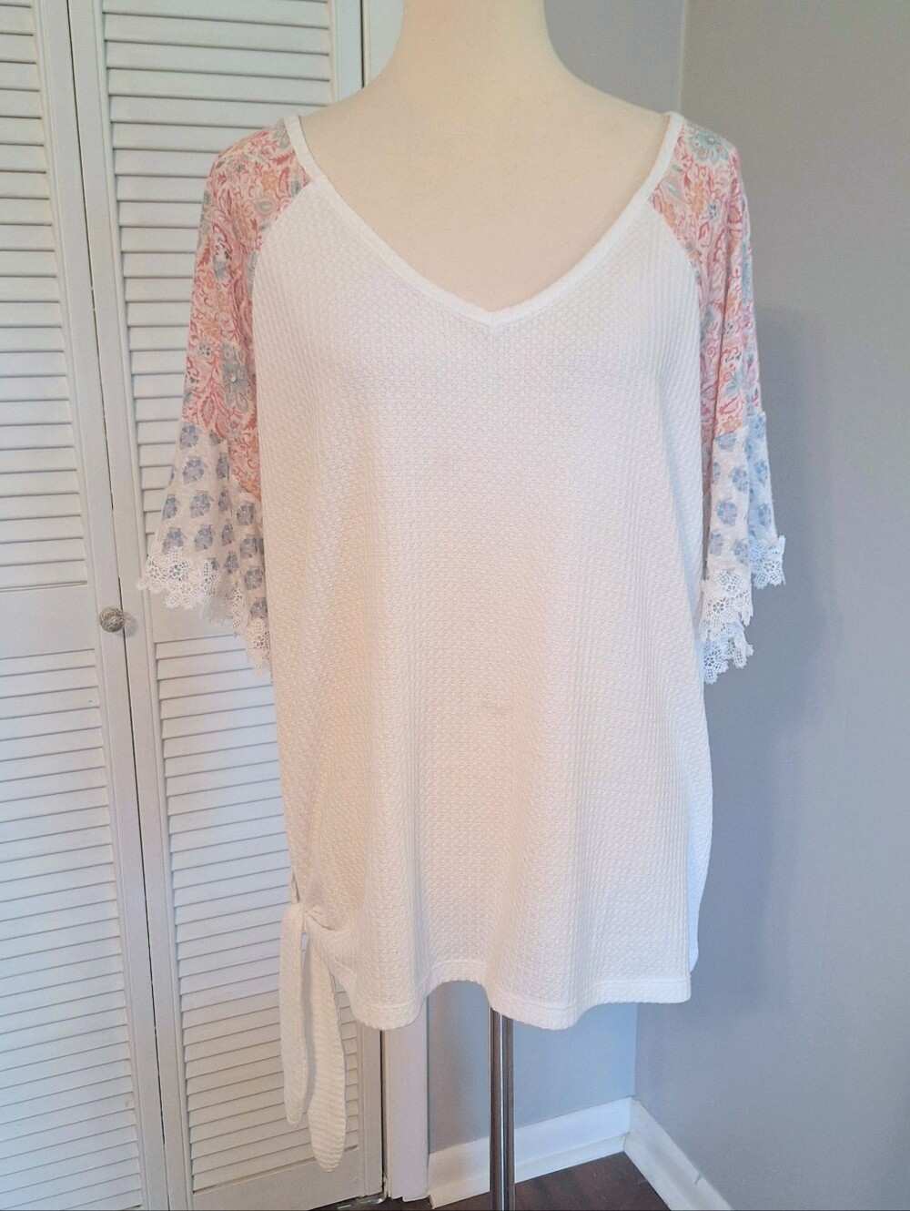 Cato Ivory V-Neck Waffle Knit Top with Pink Floral Sleeve Accents XL *O - Picture 8 of 8